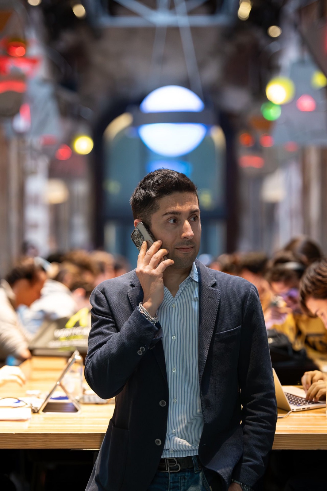 Davide Munaò al telefono